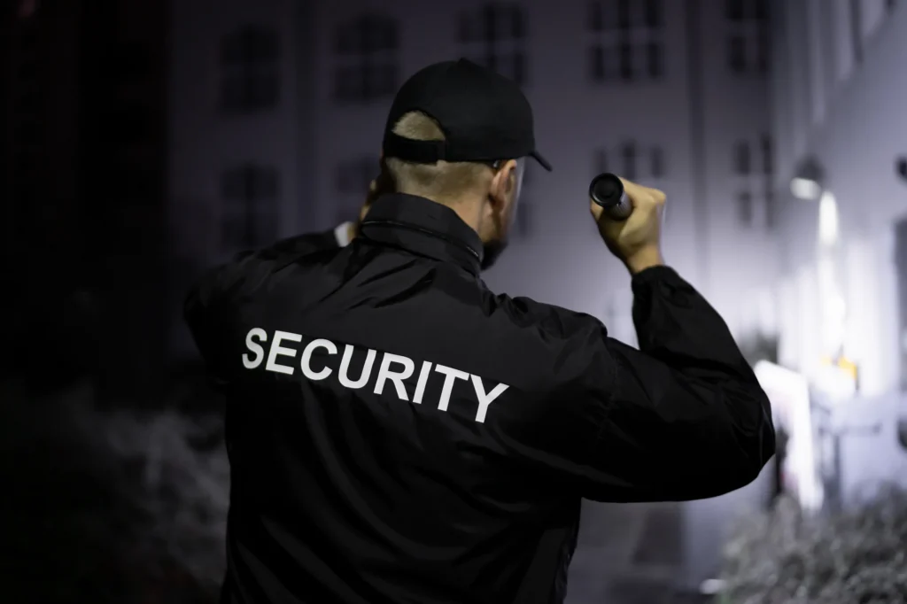 Süss Security - Objekt und Wachschutz - objekt wachschutz wachmann mit taschenlampe
